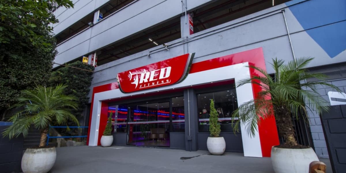 Fachada de uma das unidades da RedFitness (Imagem Reprodução Internet)