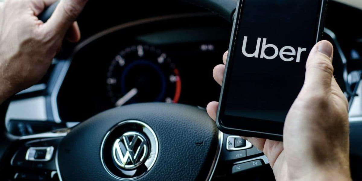 Motorista usando aplicativo da Uber (Foto: Reprodução / Internet) Motorista usando aplicativo da Uber (Foto: Reprodução / Internet)
