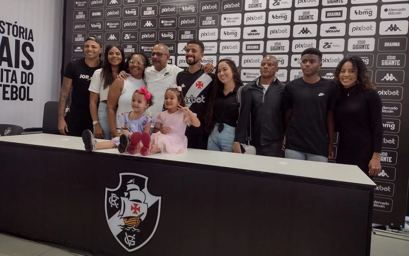 Vasco apresentou oficialmente o meia Paulinho (Foto: Joel Silva/Lance!) Vasco apresentou oficialmente o meia Paulinho (Foto: Joel Silva/Lance!)