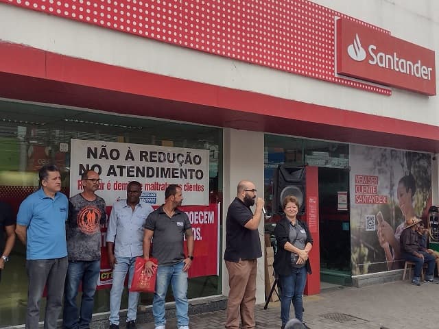 Banco Santander vai fechar em Feira de Santana (Foto: Paulo José/Acorda Cidade) Banco Santander vai fechar em Feira de Santana (Foto: Paulo José/Acorda Cidade)