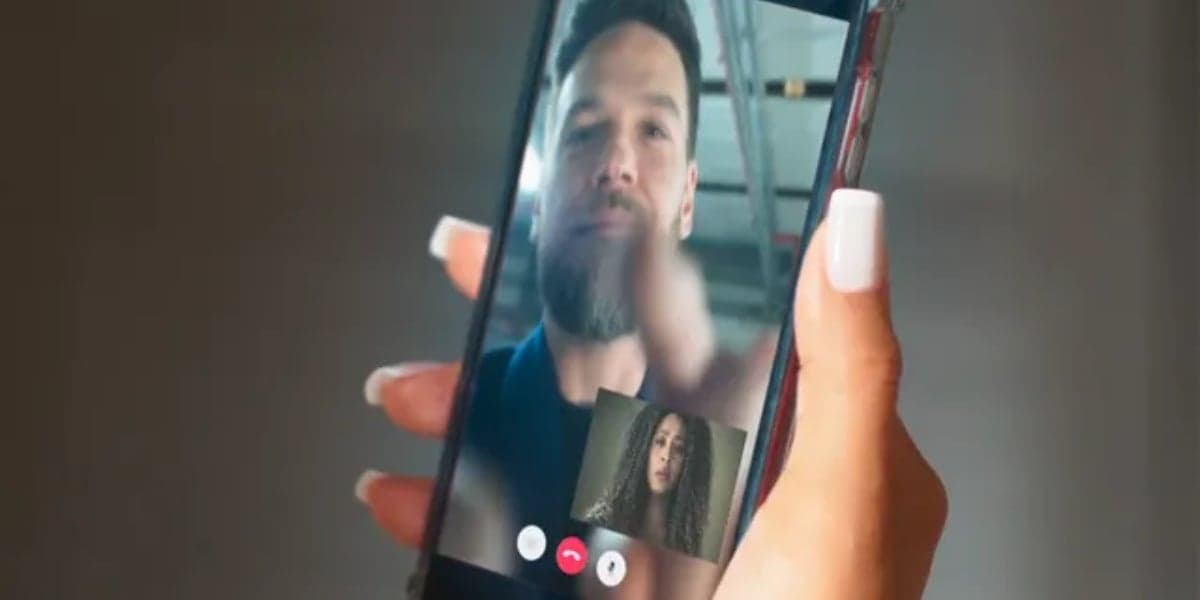 Sol (Sheron Menezzes) recebeu vídeo ameaçador de Theo (Emilio Dantas) em "Vai na Fé" (Foto: Reprodução/TV Globo) Sol (Sheron Menezzes) recebeu vídeo ameaçador de Theo (Emilio Dantas) em "Vai na Fé" (Foto: Reprodução/TV Globo)