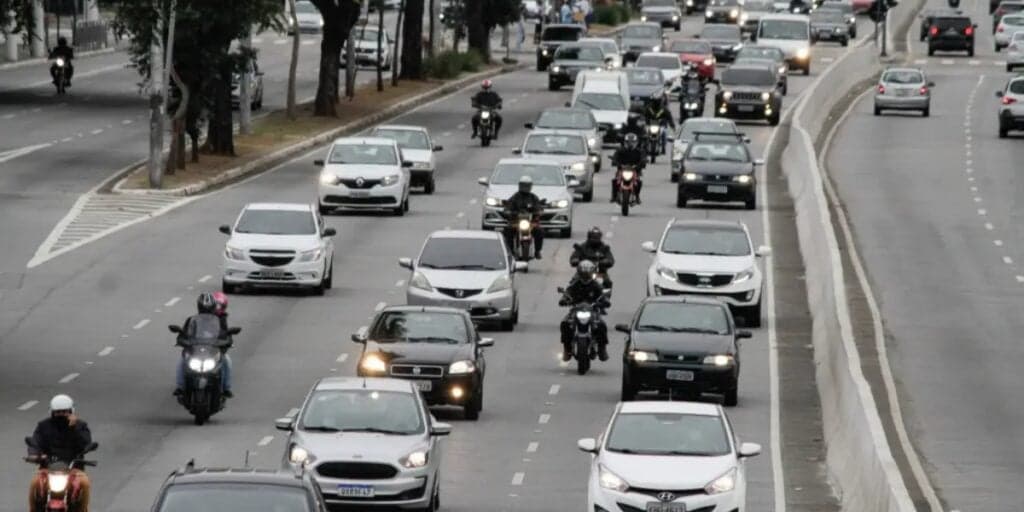 O martelo está batido: Nova lei de trânsito EM VIGOR traz alerta para donos de carros e multa GRAVE