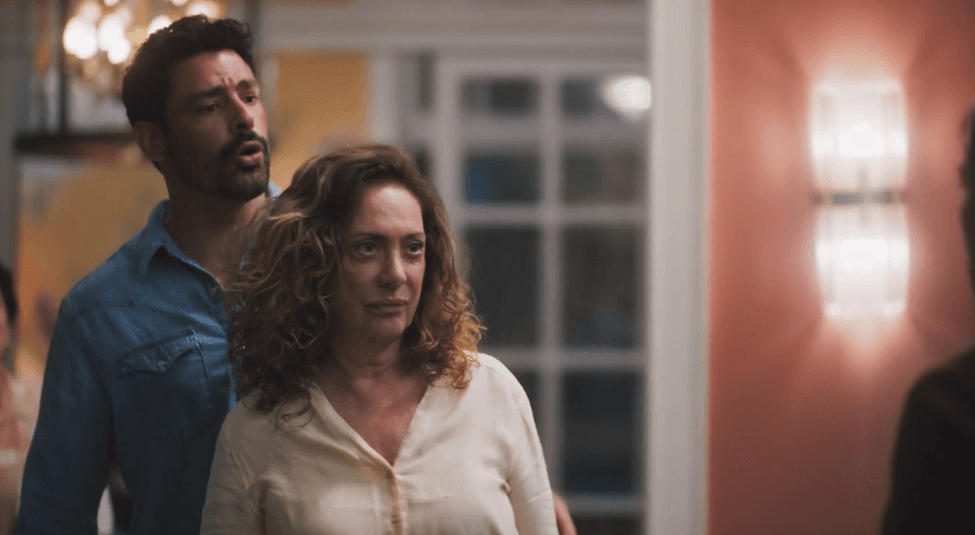 Agatha volta a casa dos La Selva quando Irene acreditava ter liquidado a sua vida (Foto Reprodução/Globoplay) Agatha volta a casa dos La Selva quando Irene acreditava ter liquidado a sua vida (Foto Reprodução/Globoplay)