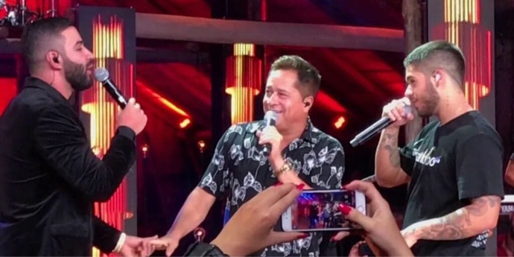"Dá aquele pau": Cantor sertanejo famoso acaba de ter flagra com funcionário divulgado e escandaliza
