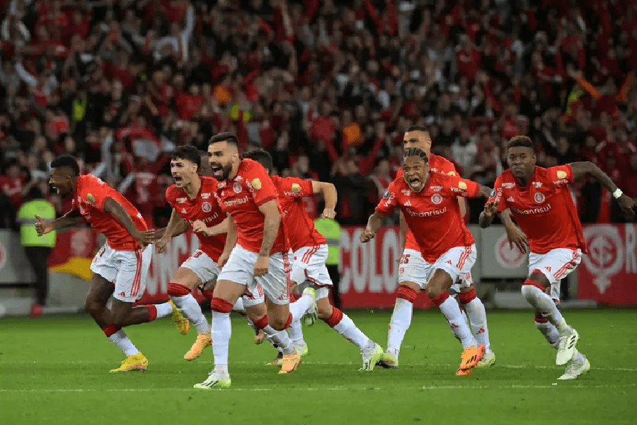 Jogadores do Internacional comemorando a vitória para as quartas de final da Libertadores (Foto: Reprodução/ Internet) Jogadores do Internacional comemorando a vitória para as quartas de final da Libertadores (Foto: Reprodução/ Internet)