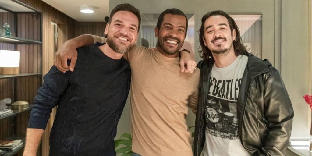 Após surgir beijando outro ator da Globo, galã da novela ‘Vai Na Fé’ tem foto pelado exposta: “Flagras”
