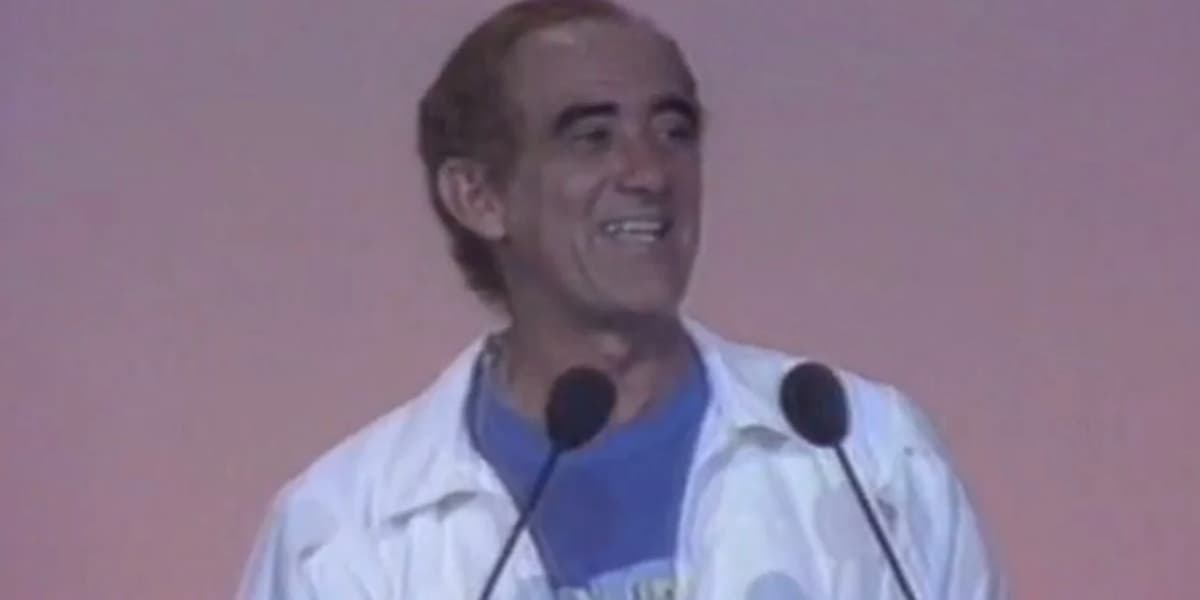 Renato Aragão no primeiro "Criança Esperança" (Foto: Reprodução/TV Globo) Renato Aragão no primeiro "Criança Esperança" (Foto: Reprodução/TV Globo)
