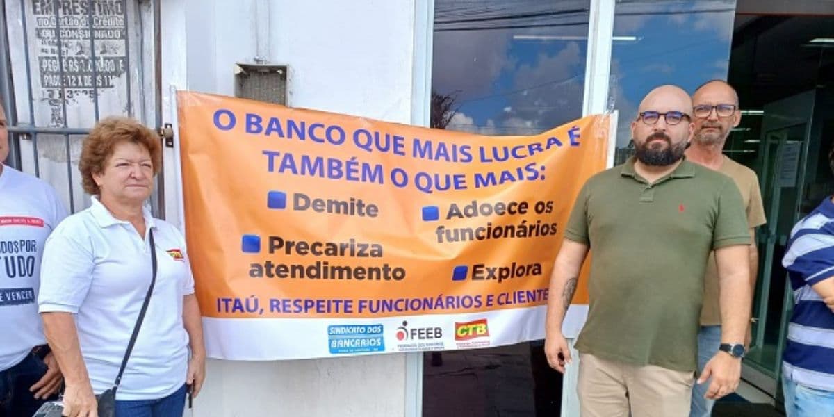 Protesto realizado em frente a agência do Itaú em Feira de Santana (Reprodução: Internet) Protesto realizado em frente a agência do Itaú em Feira de Santana (Reprodução: Internet)