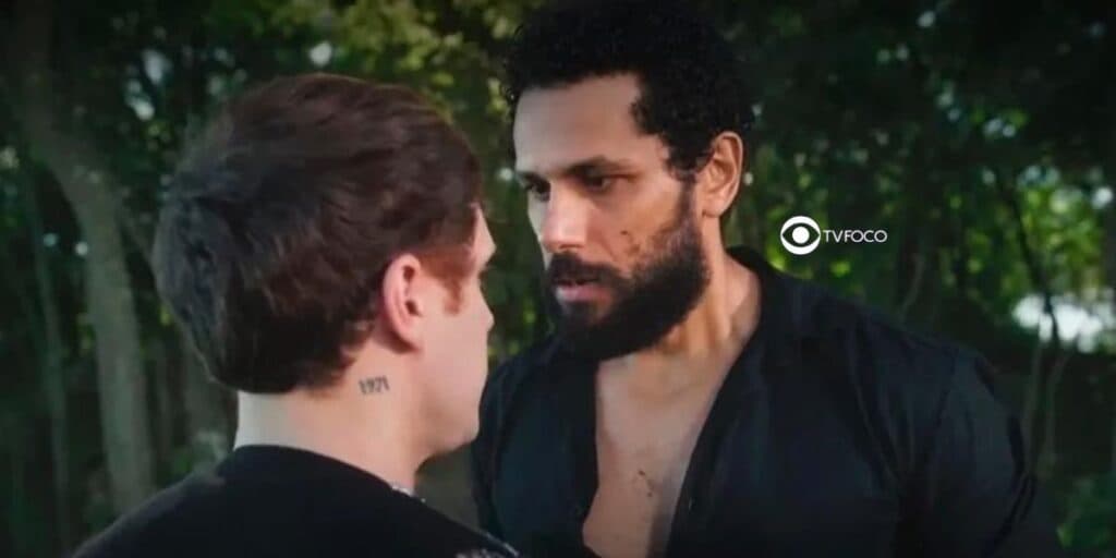 Fogo em Terra e Paixão - Ramiro arrasta Kelvin para a cama após ficar excitado em show: "Preliminares"