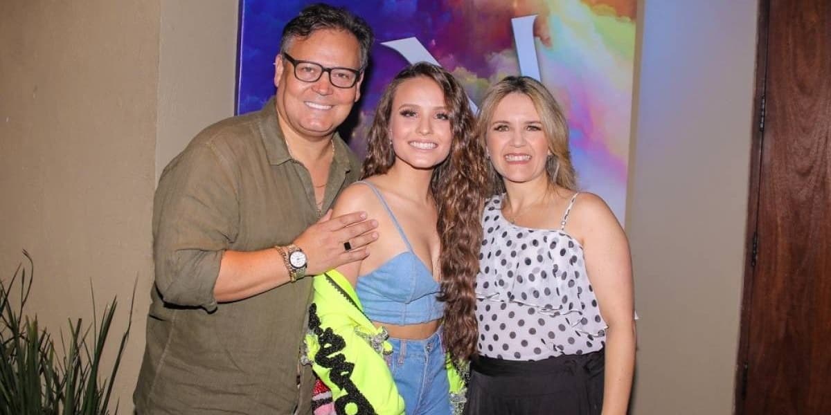 A atriz ao lado dos pais (Foto: Reprodução / Instagram) A atriz ao lado dos pais (Foto: Reprodução / Instagram)