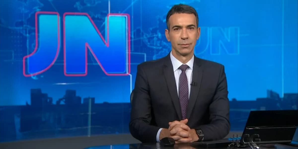 César Tralli entra às pressas no Jornal Nacional com notícia sobre o INSS (Foto: Reprodução/ Internet) César Tralli entra às pressas no Jornal Nacional com notícia sobre o INSS (Foto: Reprodução/ Internet)