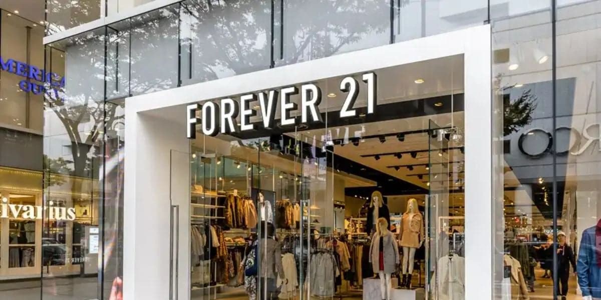 Forever 21 chegou ao Brasil em 2014 e fez muito sucesso (Reprodução: Internet) Forever 21 chegou ao Brasil em 2014 e fez muito sucesso (Reprodução: Internet)