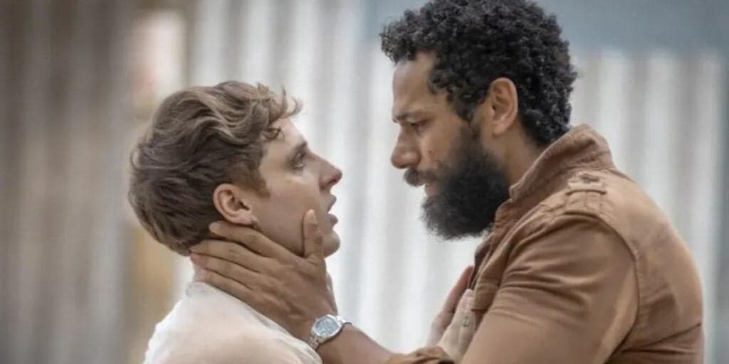 Terra e Paixão: Desesperado, Ramiro sequestra Kelvin e finalmente leva o amado para a cama: "Fogo tão forte"