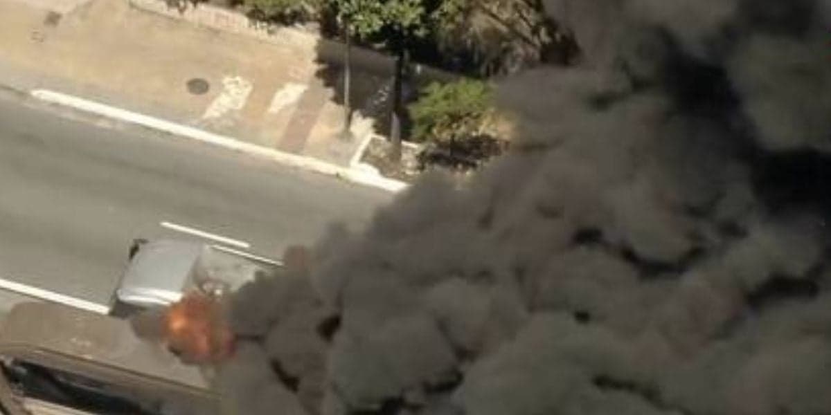 Ônibus pega fogo em São Paulo (Foto: Reprodução / R7) Ônibus pega fogo em São Paulo (Foto: Reprodução / R7)