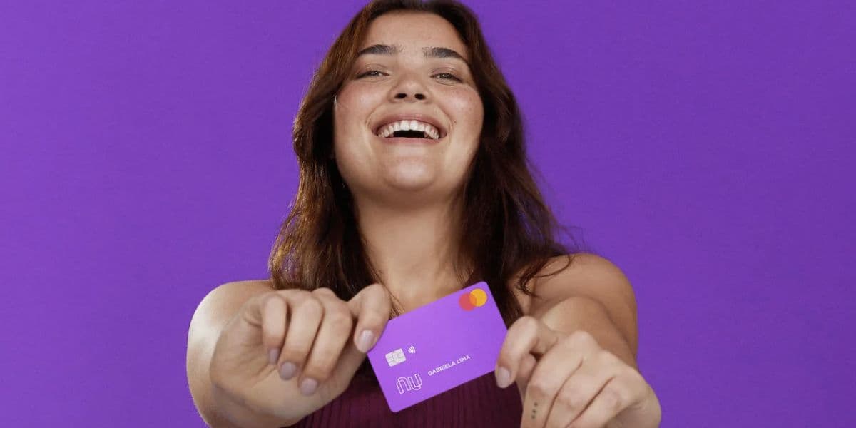 Pessoa feliz segurando cartão do Nubank (Foto: Reprodução / Internet) Pessoa feliz segurando cartão do Nubank (Foto: Reprodução / Internet)