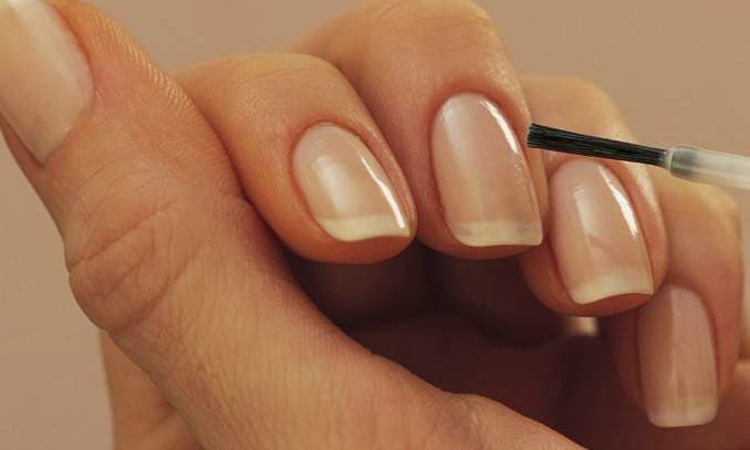 5 causas comuns que deixam unhas quebradiças; Saiba como evitar
