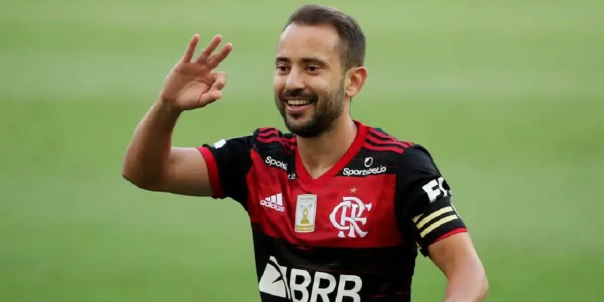 Everton Ribeiro é alvo de Renato Gaúcho e Dorival - (Foto: Reprodução / Internet) Everton Ribeiro é alvo de Renato Gaúcho e Dorival - (Foto: Reprodução / Internet)