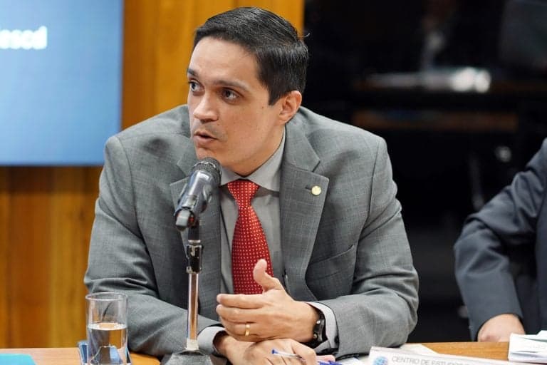 Deputado Denis Bezerra, criador do projeto de lei (Foto: Reprodução, Governo do Estado do Ceará) Deputado Denis Bezerra, criador do projeto de lei (Foto: Reprodução, Governo do Estado do Ceará)