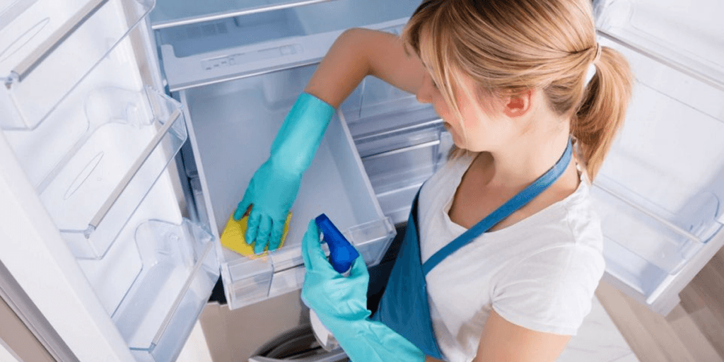 Adeus sujeira: 3 ingredientes infalíveis que toda dona de casa precisa ter na hora de limpar a geladeira