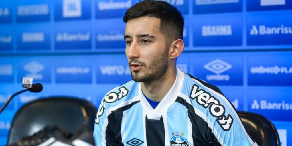 Terror de Renato e vai lotar o aeroporto: Rival gigante do Grêmio parte pra cima por Villasanti como camisa 8