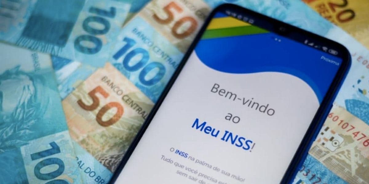 Notas de dinheiro e aplicativo INSS (Foto: Reprodução / Internet) Notas de dinheiro e aplicativo INSS (Foto: Reprodução / Internet)