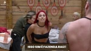 Alicia X e Lucas batem boca em A Fazenda 15 (Foto: Reprodução / PlayPlus)