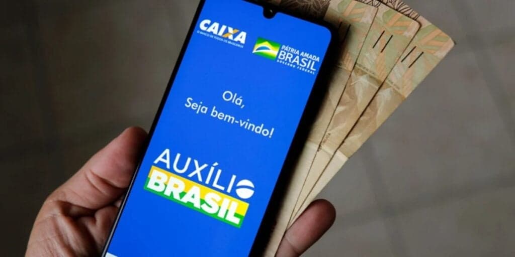 Pagamento de R$15 mil do Auxílio Brasil: Lista de CPFs que tem direito à indenização e como solicitar