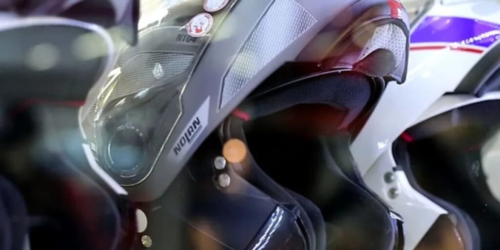 Alerta URGENTE para os motoqueiros: Se você usa ESSE capacete popular SERÁ multado hoje em R$ 300