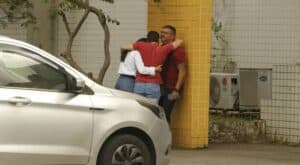 Familiares de Kadu Fernandes, morto em acidente na Avenida Brasil, no IML do centro para liberação do corpo (Foto: Reprodução / Internet) Familiares de Kadu Fernandes, morto em acidente na Avenida Brasil, no IML do centro para liberação do corpo (Foto: Reprodução / Internet)
