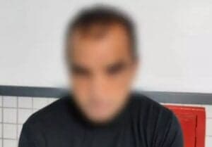 Homem conseguiu escapar da polícia mesmo estando algemado (Foto: Reprodução / Internet) Homem conseguiu escapar da polícia mesmo estando algemado (Foto: Reprodução / Internet)