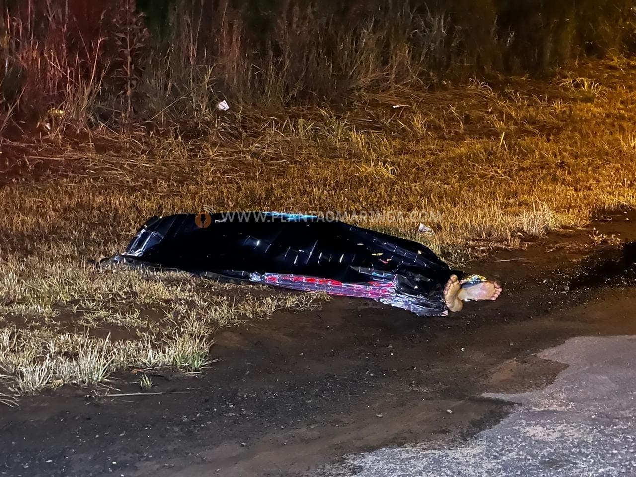 Homem é morto por motoristas armados (Foto: Reprodução, Plantão Maringá) Homem é morto por motoristas armados (Foto: Reprodução, Plantão Maringá)