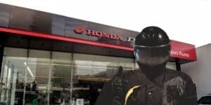 Motoqueiros em festa com lançamento de moto Honda por menos de 5 mil (Reprodução: Montagem TV Foco) Motoqueiros em festa com lançamento de moto Honda por menos de 5 mil (Reprodução: Montagem TV Foco)