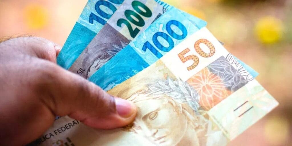 Antecipação do 13º salário em fevereiro: Pagamento é confirmado à lista de trabalhadores para salvar o bolso