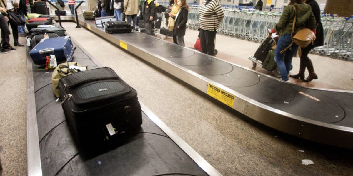 Bagagens e pessoas em aeroporto (Foto: Reprodução / Internet) Bagagens e pessoas em aeroporto (Foto: Reprodução / Internet)