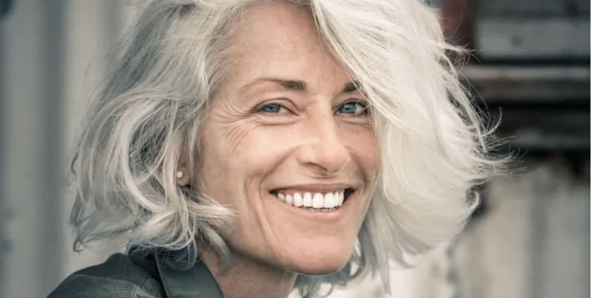 Mulher com cabelo branco (Foto: Reprodução / Pinterest) Mulher com cabelo branco (Foto: Reprodução / Pinterest)