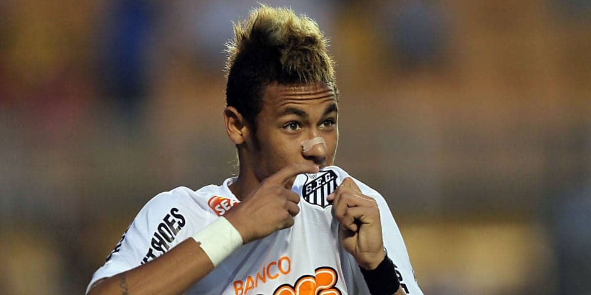 O atacante quando defendia a camisa do Santos - Foto: Internet O atacante quando defendia a camisa do Santos - Foto: Internet