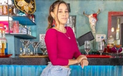 Berenice (Thati Lopes) em Terra e Paixão: vigarista confessará que entregou rival para ex-amante (Foto: Reprodução / Globo) Berenice (Thati Lopes) em Terra e Paixão: vigarista confessará que entregou rival para ex-amante (Foto: Reprodução / Globo)