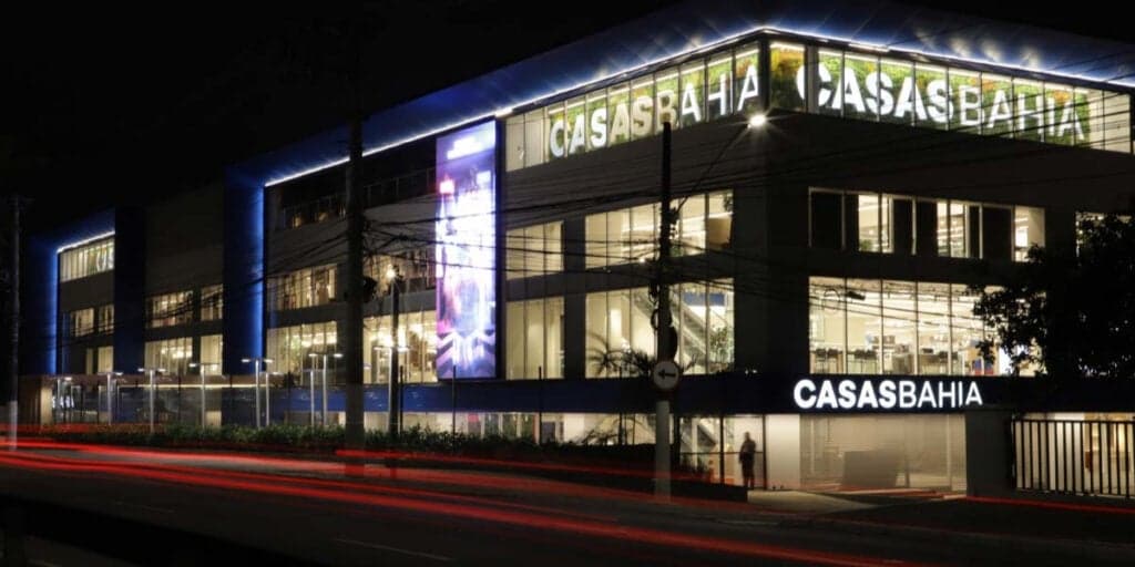 Fechamento de 100 lojas, demissão em massa e +: 3 decadências das Casas Bahia e anúncio em jornal da Globo