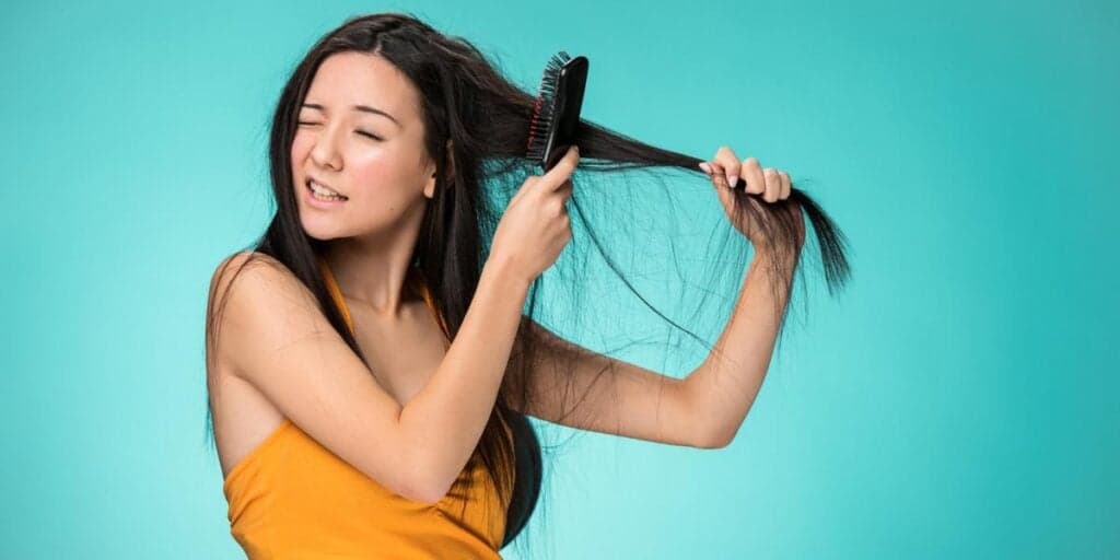Como escovar o cabelo longo para evitar nós e manter brilho de salão