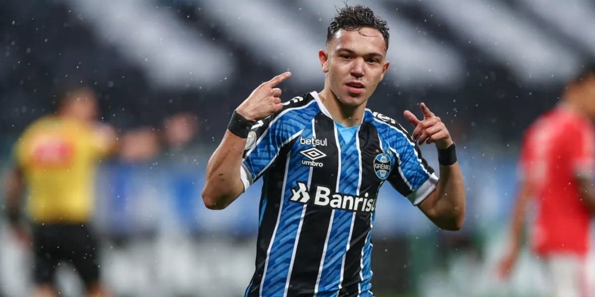 Pepê é meio-campista (Foto: Lucas Uebel/Grêmio)