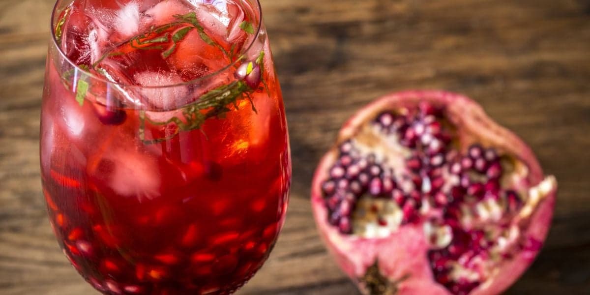 Suco de romã ajuda a baixa a taxa de açúcar no sangue (Reprodução: Internet)