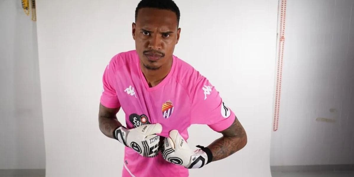 Textor libera a grana e contrata às pressas: Substituto de Lucas Perri é tirado de rival pra jogar no Botafogo - (Foto Internet) Textor libera a grana e contrata às pressas: Substituto de Lucas Perri é tirado de rival pra jogar no Botafogo - (Foto Internet)