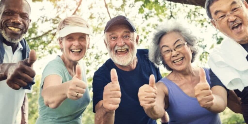Adeus ao IPTU, Imposto de Renda, conta de luz e muito mais: 8 benefícios que salvam o bolso de idosos 60+