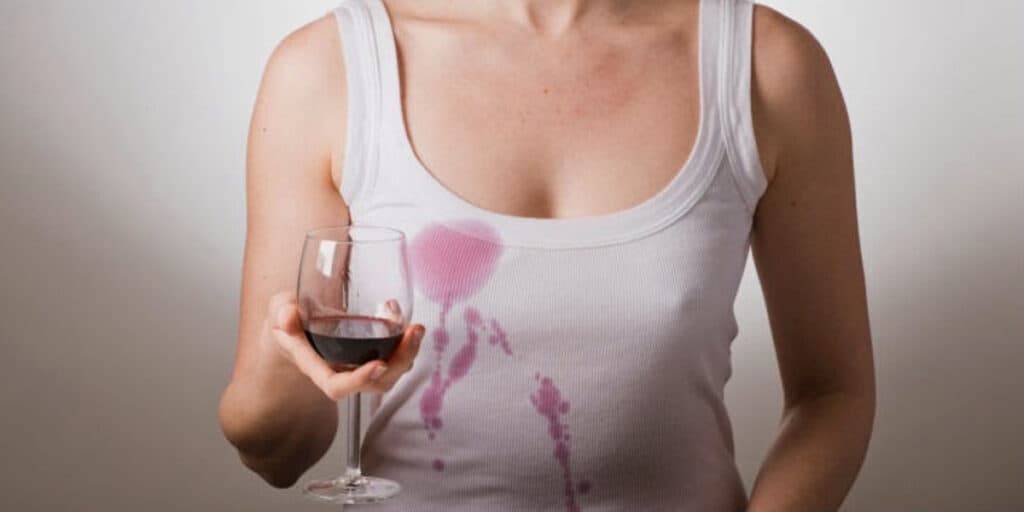 Imbatível contra manchas de vinho: Mistura secreta para as donas de casa salvarem as roupas brancas em 3 passos