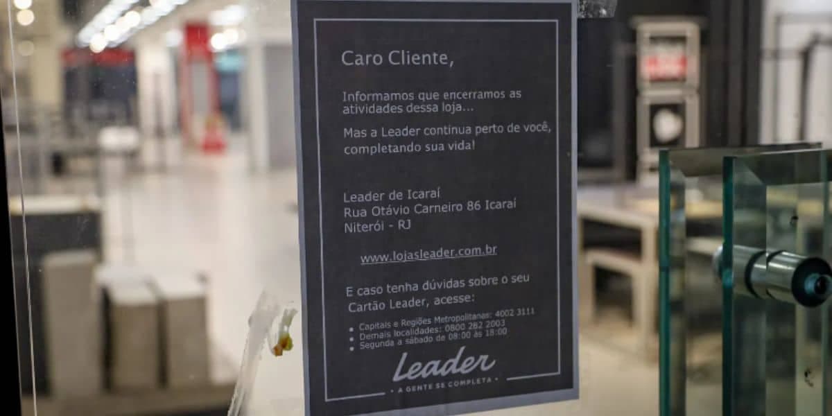 Comunicado deixado pela empresa na vitrine (Reprodução: Foto/ Péricles Cutrim) Comunicado deixado pela empresa na vitrine (Reprodução: Foto/ Péricles Cutrim)