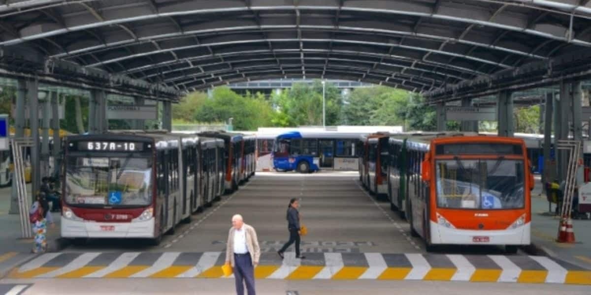 Ônibus precisam ficar 10 minutos ligados nos terminais (Reprodução: Internet) Ônibus precisam ficar 10 minutos ligados nos terminais (Reprodução: Internet)