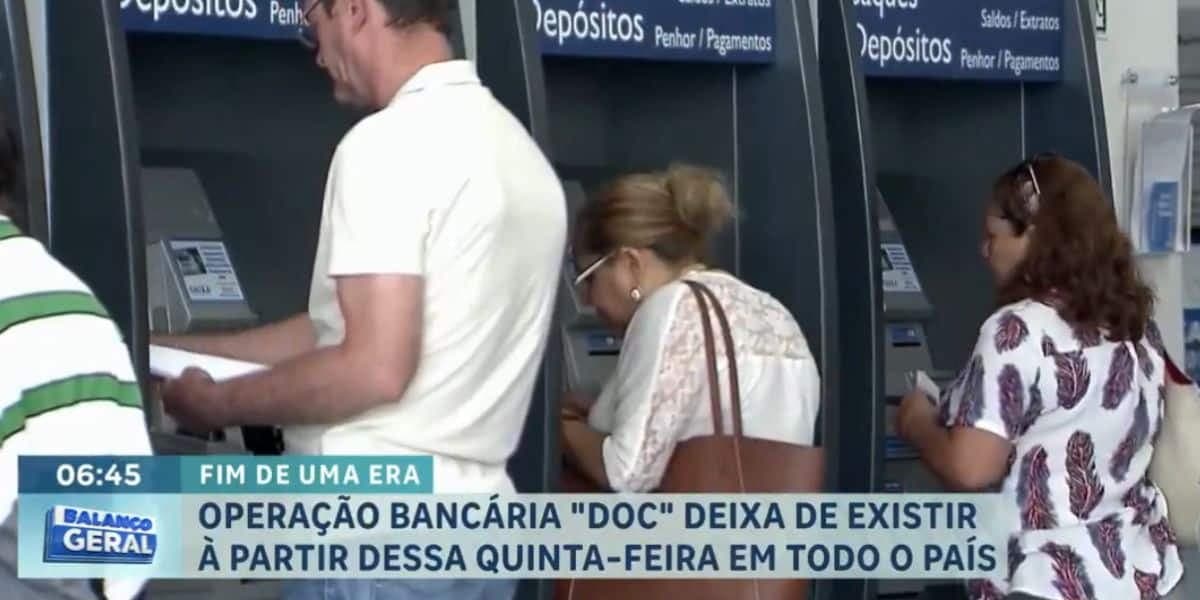 Clientes na Caixa (Foto: Reprodução / Record) Clientes na Caixa (Foto: Reprodução / Record)