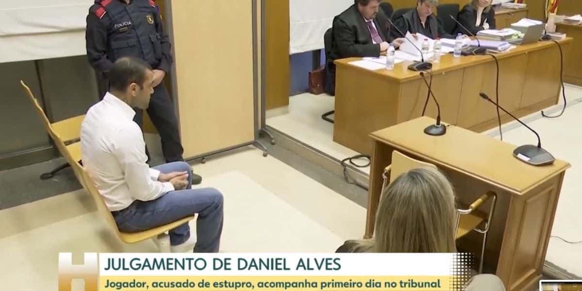 Daniel Alves em julgamento (Foto: Reprodução / Globo) Daniel Alves em julgamento (Foto: Reprodução / Globo)