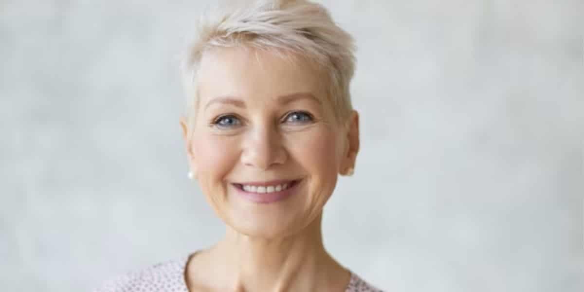 Mulher com corte de cabelo pixie (Foto: Reprodução / Freepik) Mulher com corte de cabelo pixie (Foto: Reprodução / Freepik)