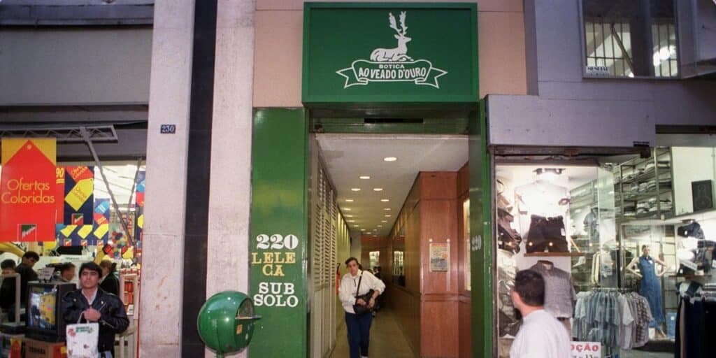 Farmácia Bótica Ao Veado D'Ouro teve os escândalos expostos em 1998 (Reprodução: Internet) Farmácia Bótica Ao Veado D'Ouro teve os escândalos expostos em 1998 (Reprodução: Internet)